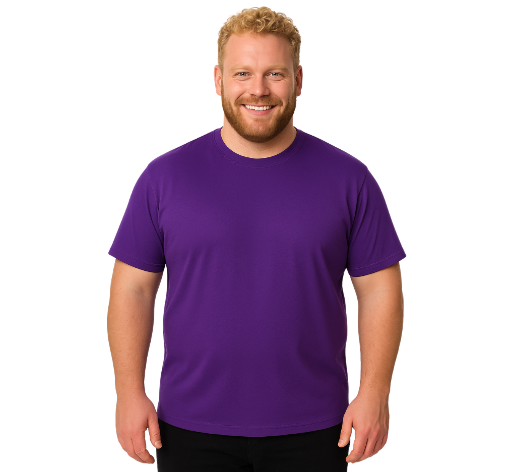 Hombre usando polera morada talla grande 100% algodón de MASX Chile