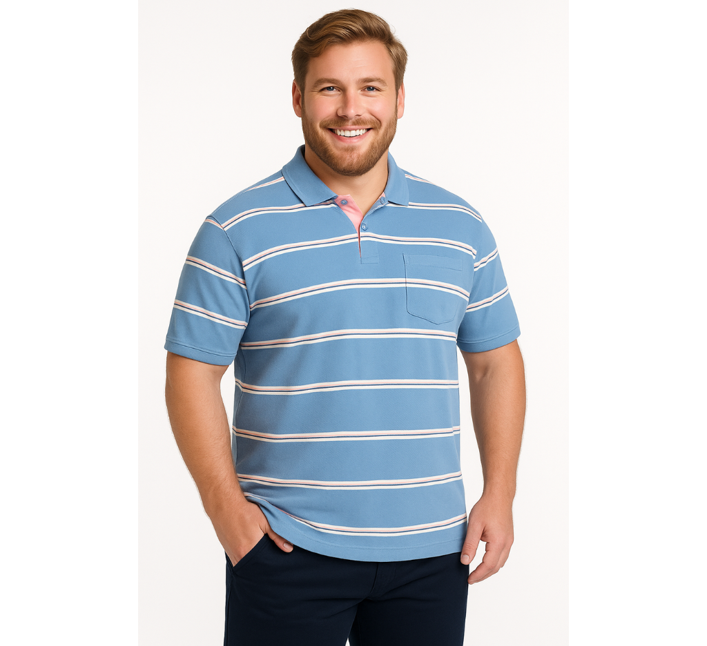 Hombre usando polera piqué azul rayada talla grande – MASX Chile, moda casual para hombres de contextura grande.