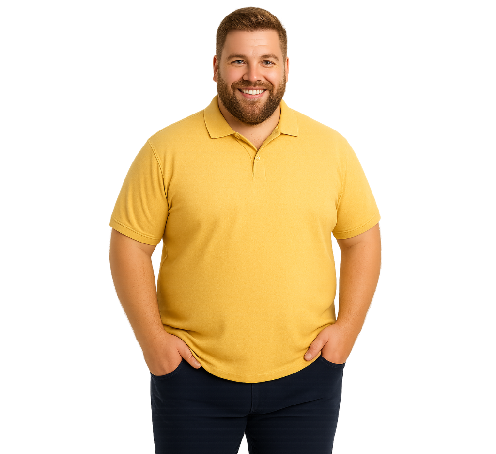 Hombre usando polera piqué color vainilla talla grande. Ropa cómoda y moderna para hombres MASX.cl