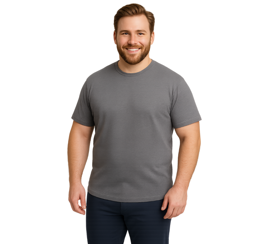 Hombre con polera gris lisa en talla grande. Diseño básico, cómodo y versátil. Disponible en MASX.cl