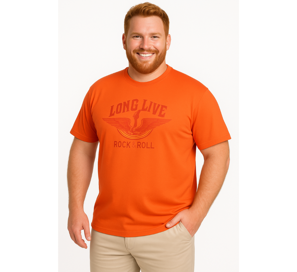 Hombre con polera roja estampada “Long Live Rock & Roll” en talla grande. MASX ropa para hombres grandes.