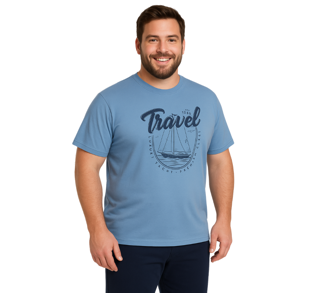 Hombre usando polera azul estampada “Travel” en talla grande. Disponible en MASX.cl