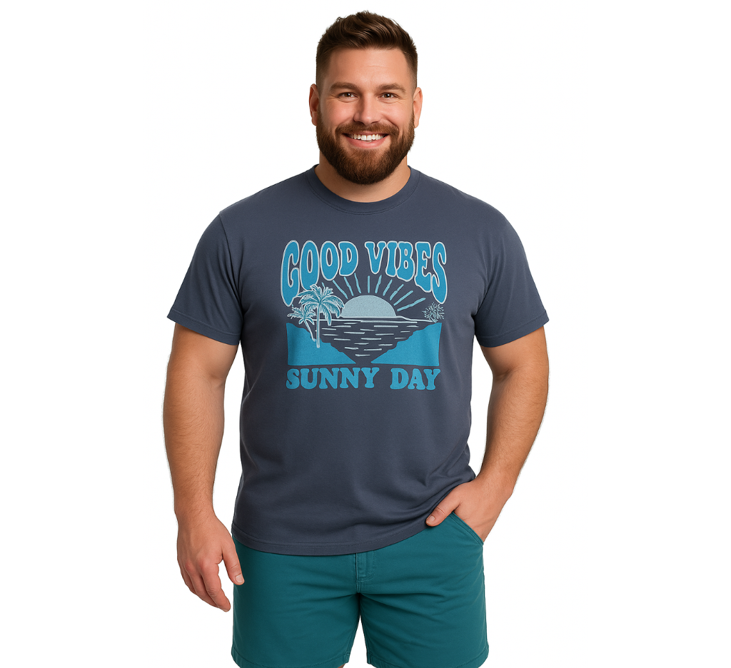 Hombre usando polera azul marino con estampado “Good Vibes Sunny Day”, talla grande. Ropa de verano MASX.cl