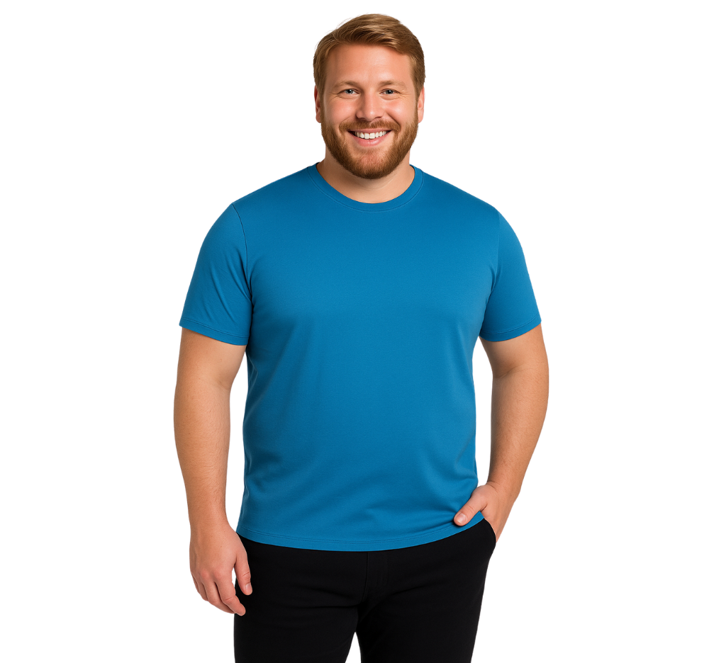 Hombre usando polera azul talla grande, diseño básico, ropa MASX Chile.