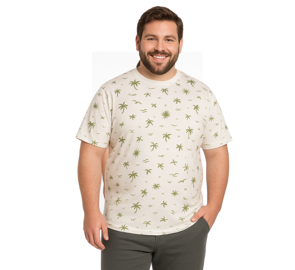 Hombre usando polera estampada de palmeras color beige y verde, talla grande MASX Chile.
