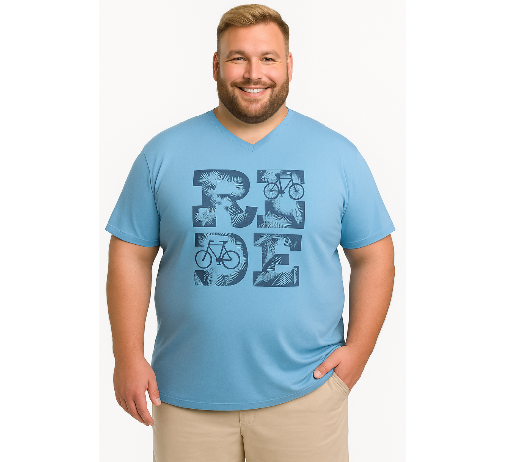 Hombre usando polera cuello V azul calipso con diseño "RIDE", especial para tallas grandes. MASX.cl