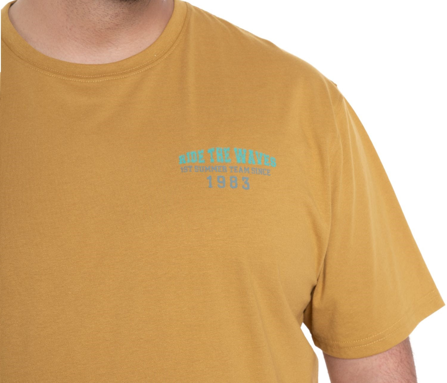 Polera print espalda 025 ocre talla grande | MASX Chile