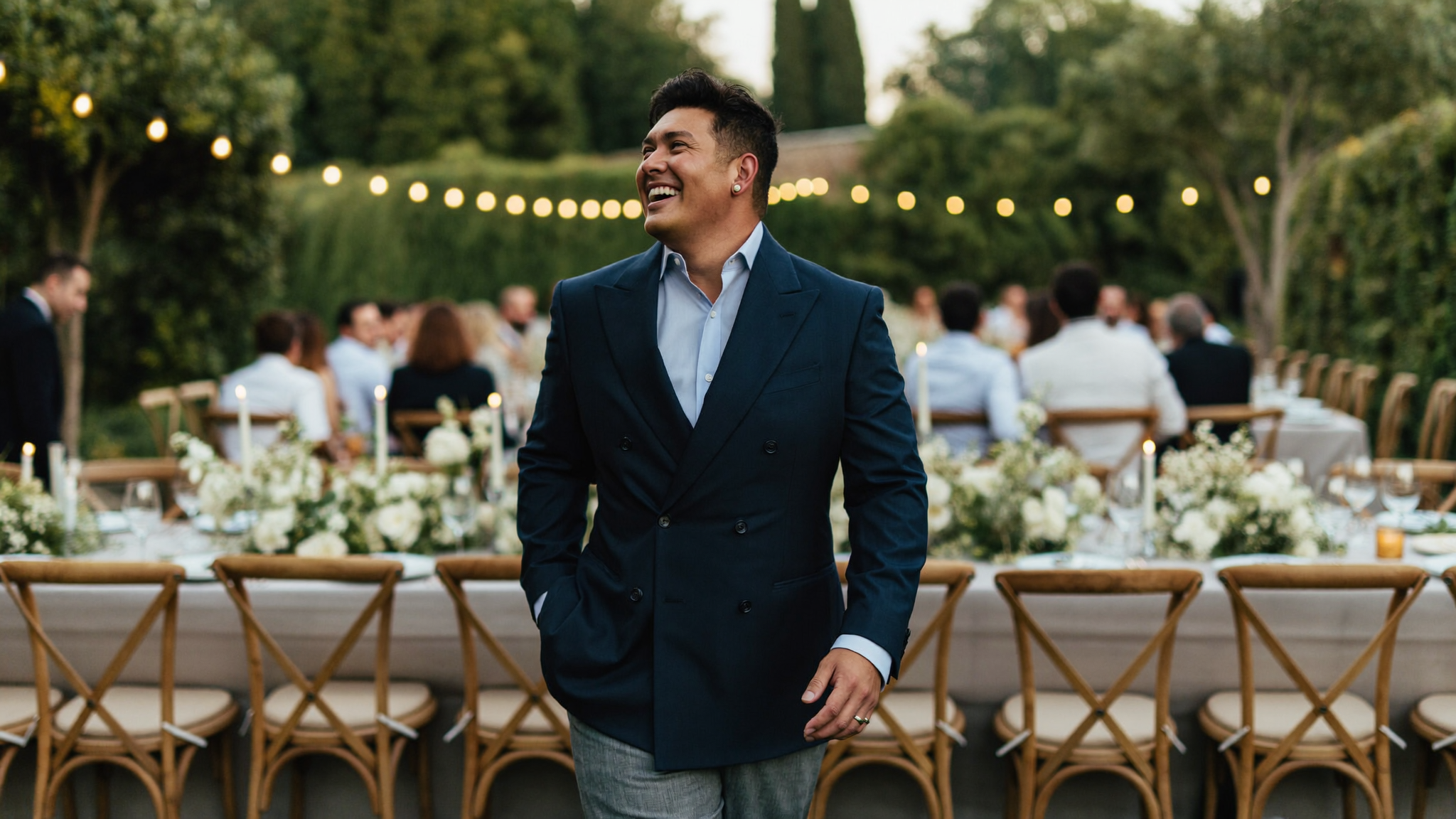 Hombre talla grande con blazer azul marino y camisa celeste en un matrimonio - guía de ropa formal tallas grandes MASX Chile