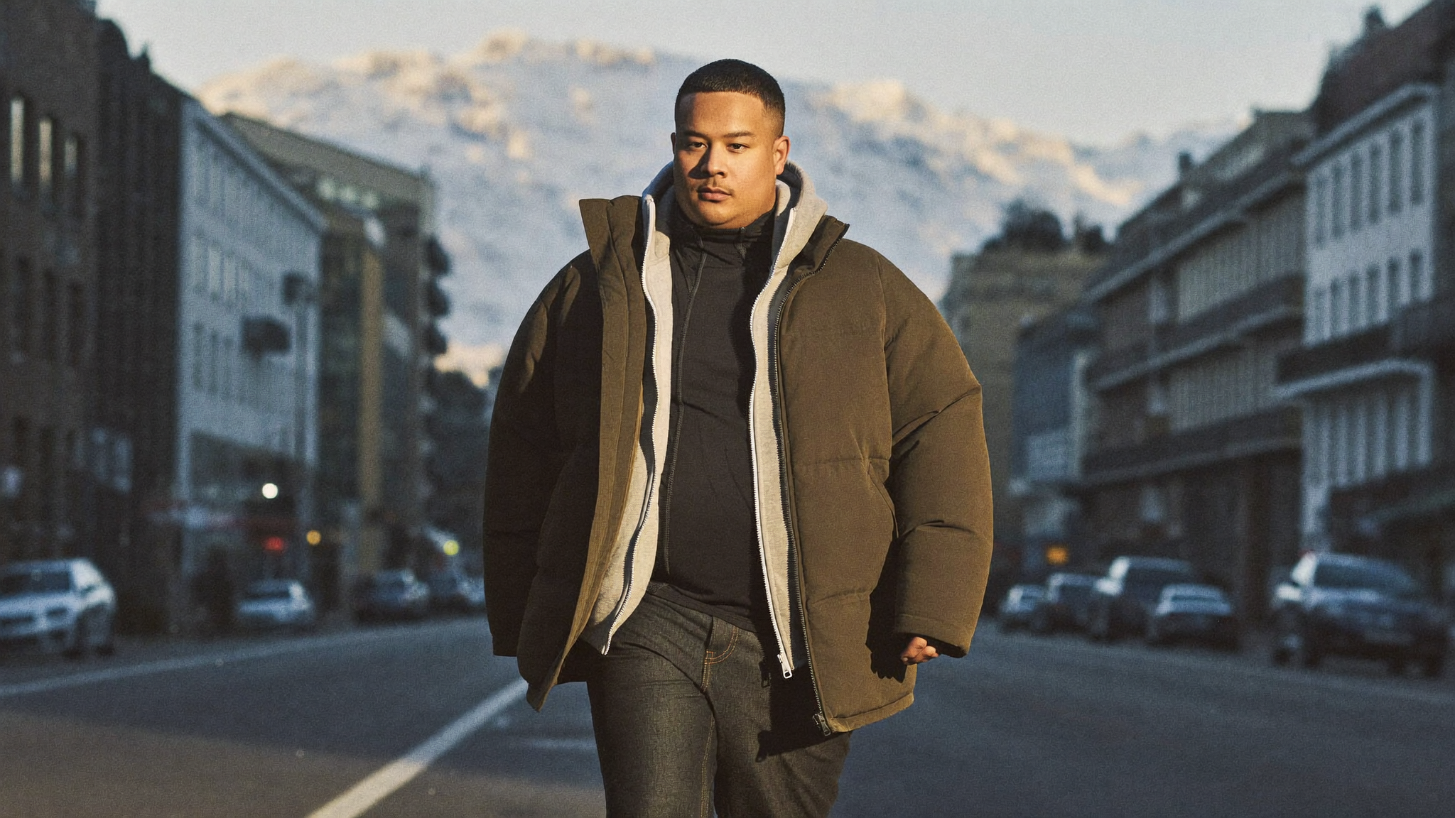 Hombre talla grande abrigado con sistema de 3 capas: parka, hoodie y primera capa en invierno en Santiago de Chile - MASX