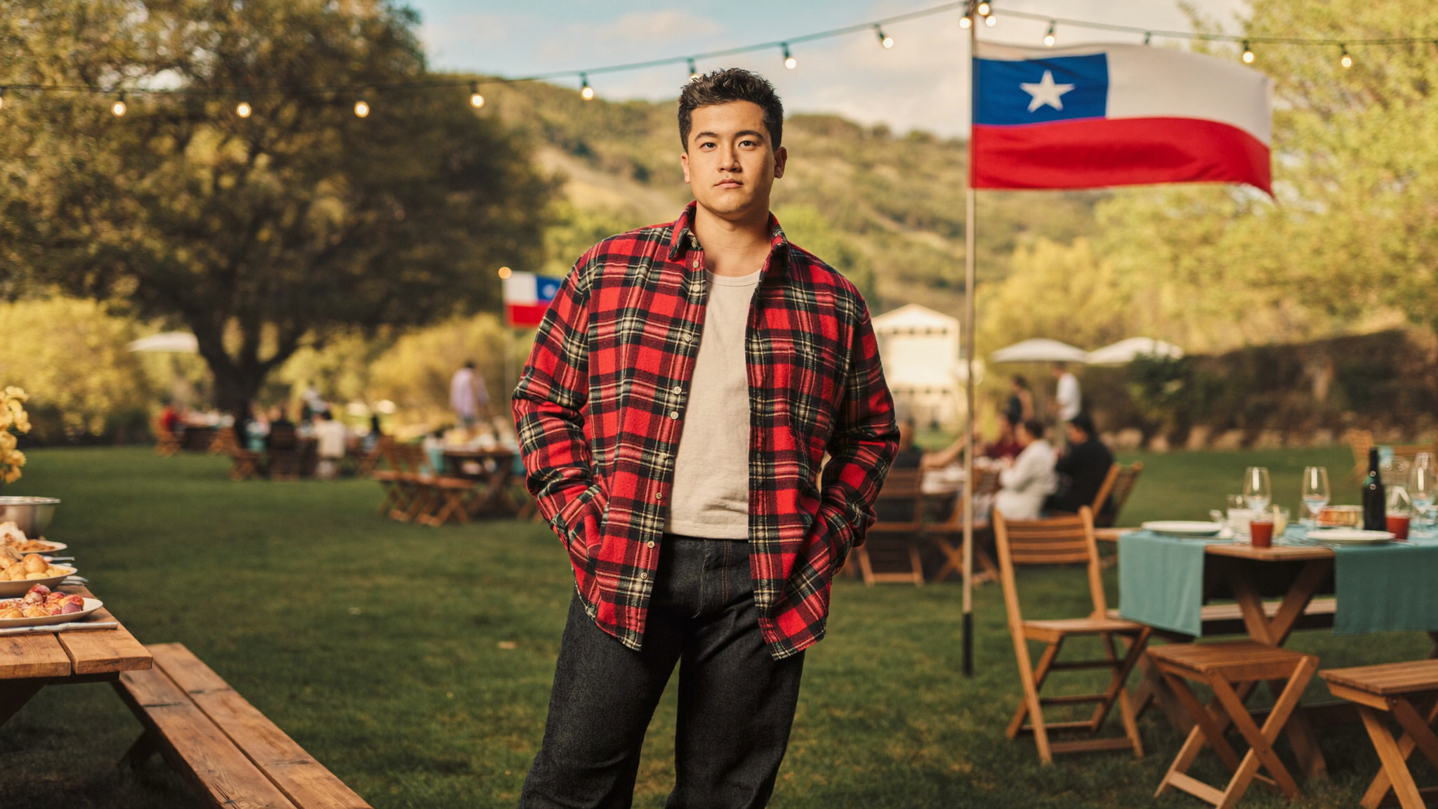 Hombre talla grande con camisa leñadora y jeans en un asado de Fiestas Patrias en Chile, ropa XL a 7XL de MASX Chile