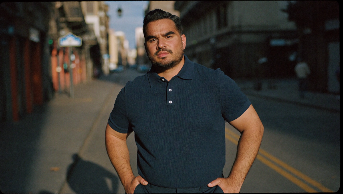 Hombre talla grande con polera piqué azul marino en una calle de Santiago — comparativa piqué vs jersey para tallas XL a 7XL