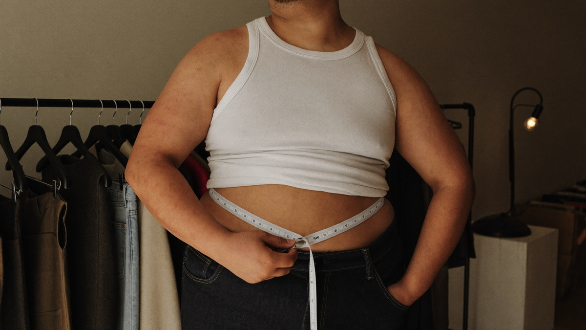 Hombre midiendo su cintura para elegir talla grande de jeans en MASX Chile, tallas XL a 7XL
