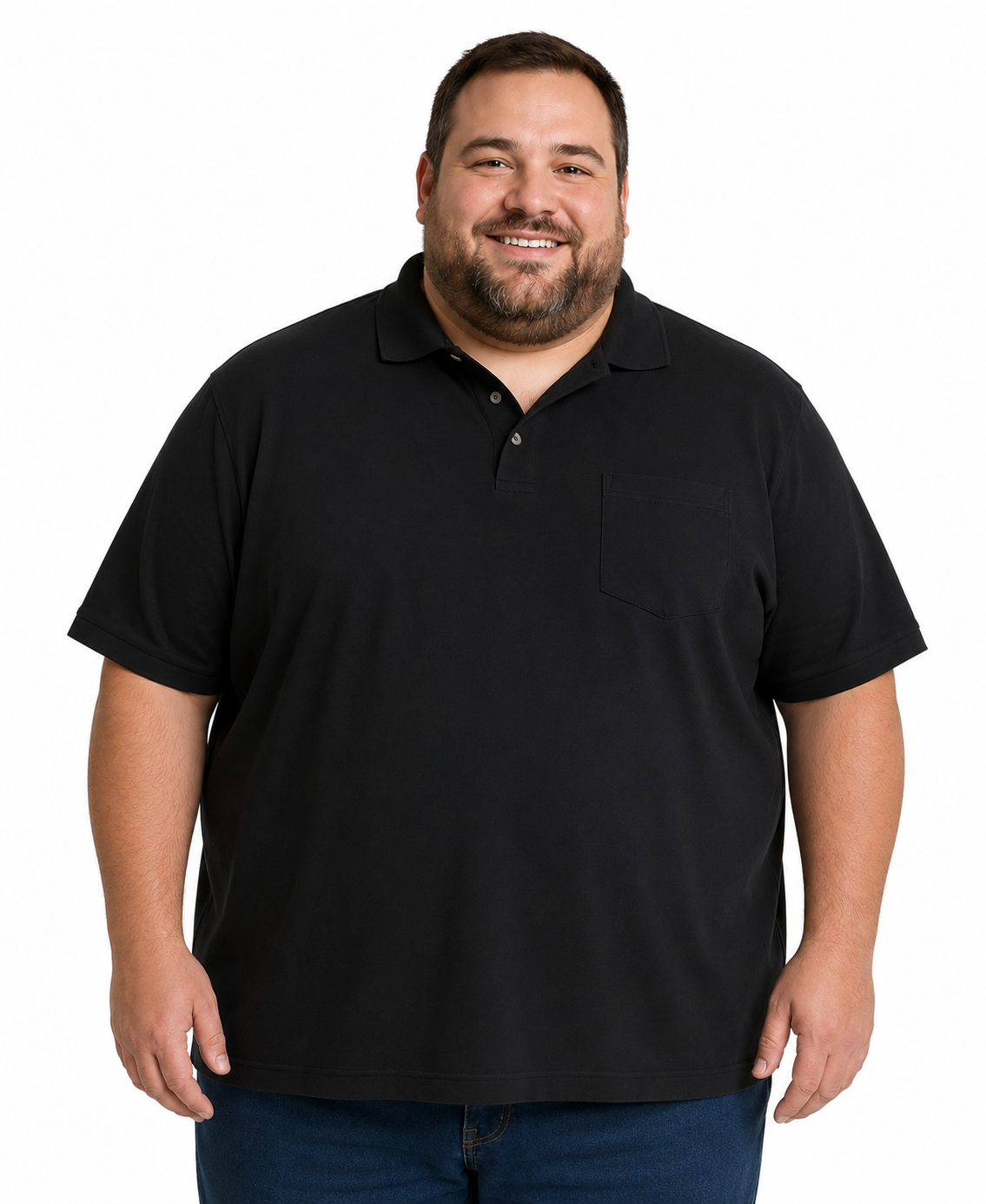Hombre talla grande usando polera piqué negra manga corta MASX de calce amplio y cómodo